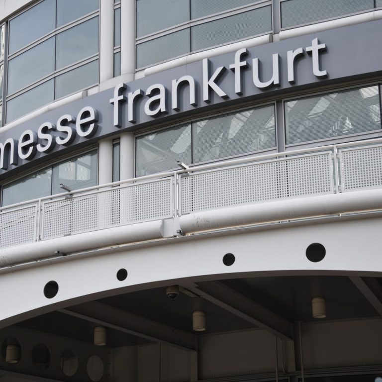 Eingang zur Messe Frankfurt mit großen, modernen Buchstaben.