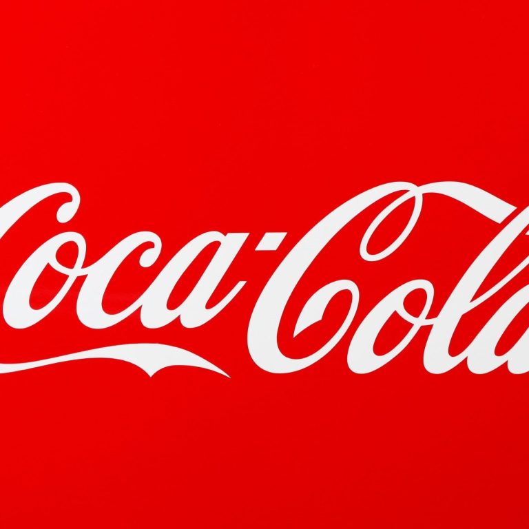 Weißes Coca-Cola-Logo auf rotem Hintergrund.