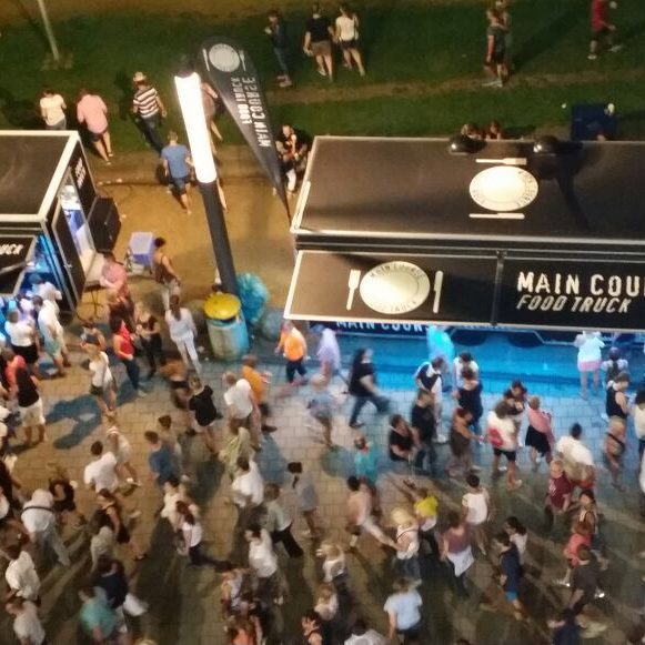Blick von oben auf die MAIN COURSE Foodtrucks und Menschen im Stadion